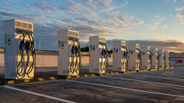 Fast charging station for electric cars equipped with a quick charger